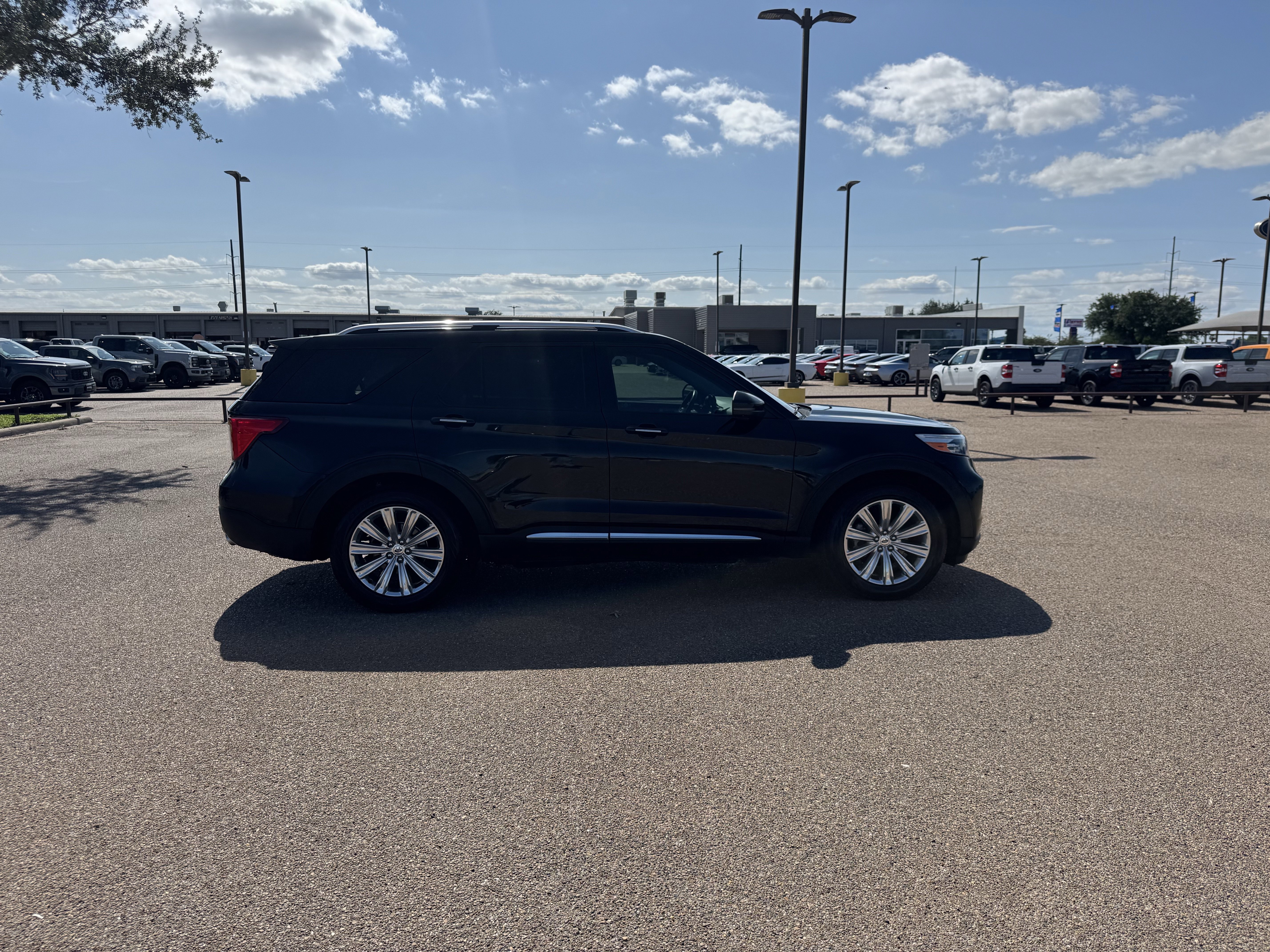 Certified 2022 Ford Explorer Limited w/ Limited Technology Package RWD image 4