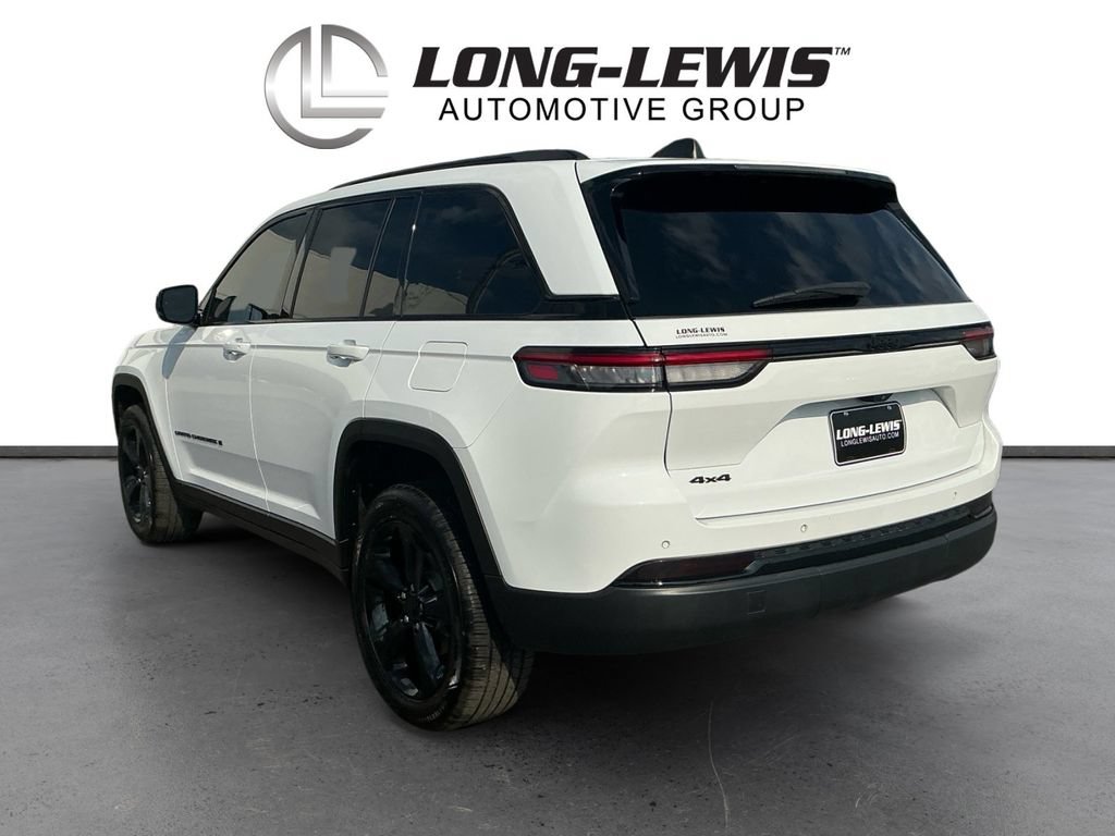 Used 2022 Jeep Grand Cherokee Altitude AWD/4WD image 4