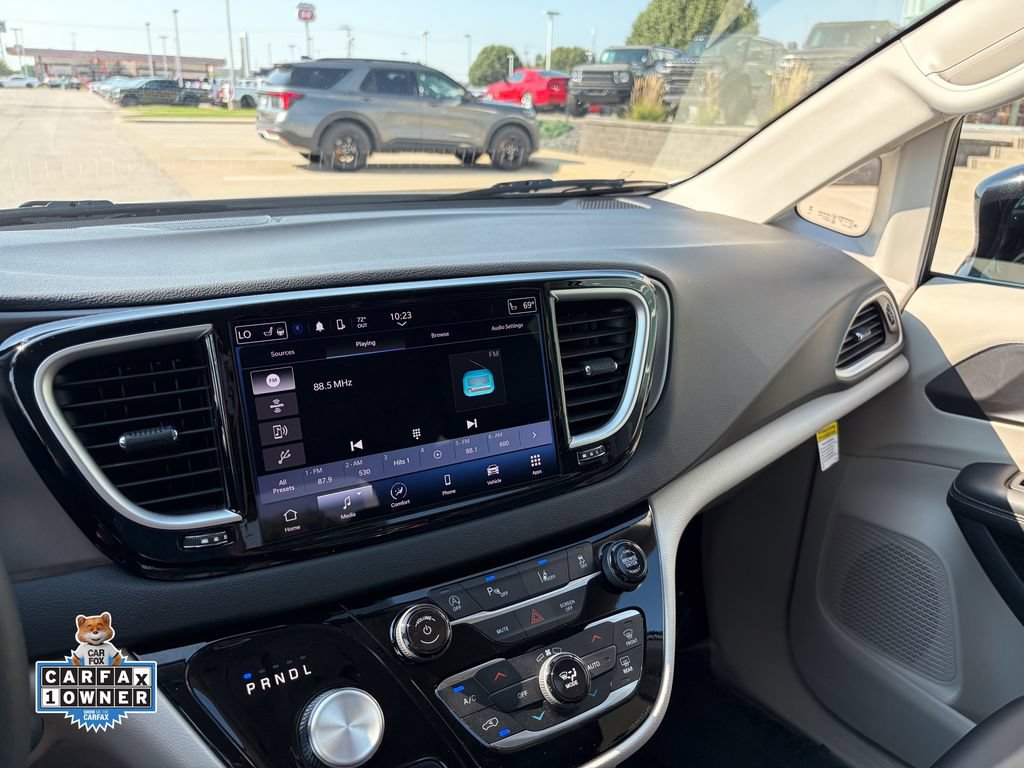 Used 2024 Chrysler Pacifica Touring-L FWD image 22