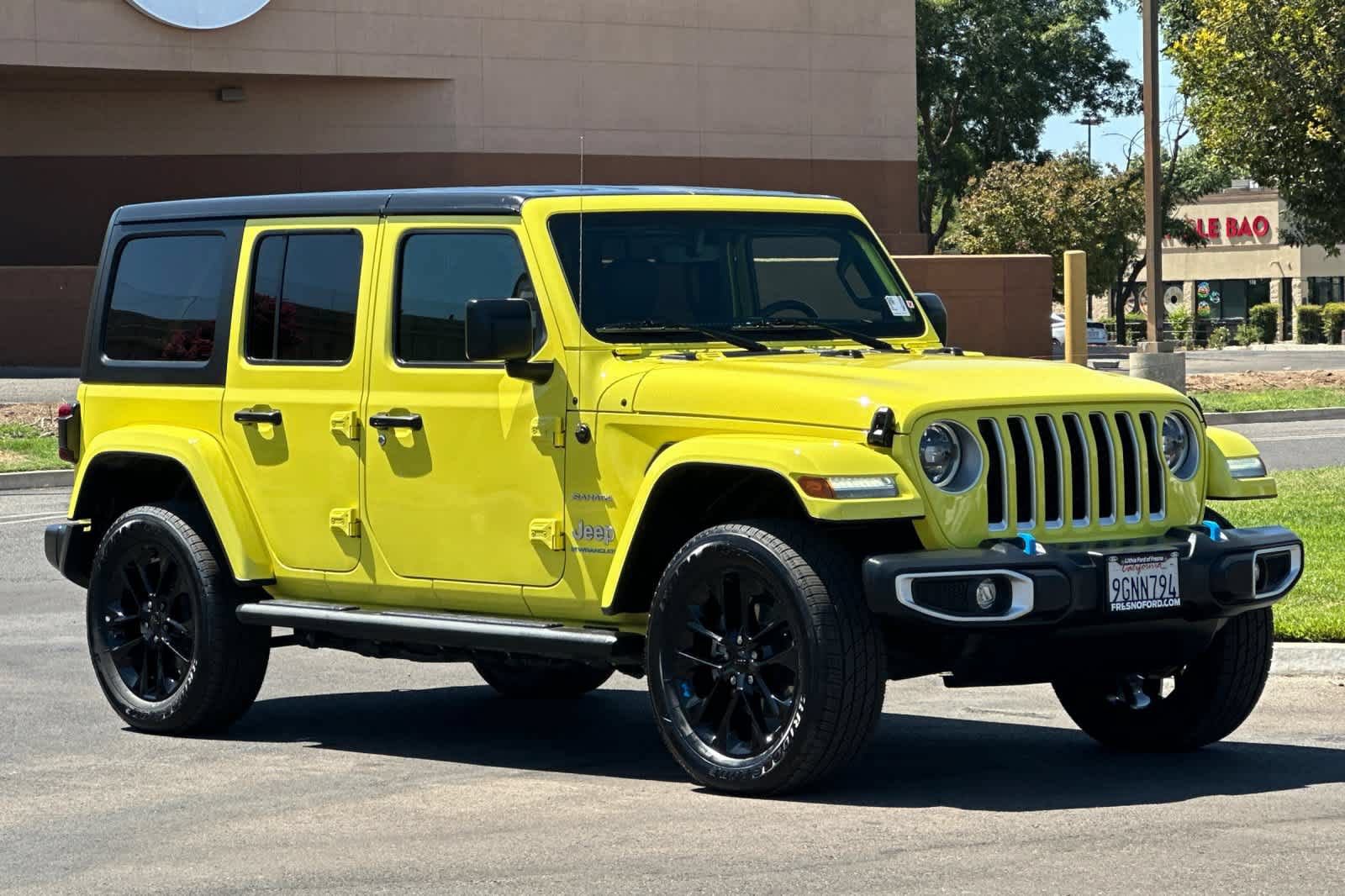 Used 2023 Jeep Wrangler Unlimited Sahara w/ Cold Weather Group AWD/4WD image 10