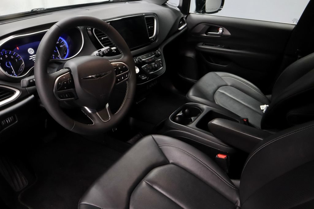 Used 2025 Chrysler Pacifica Select FWD image 25