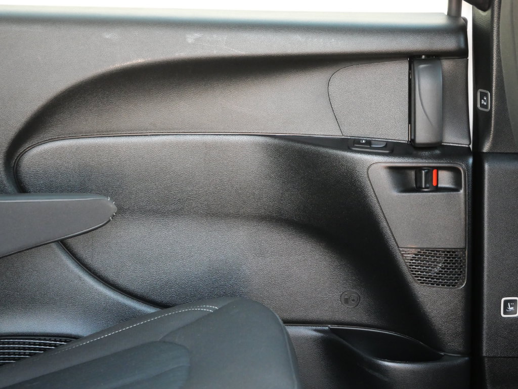 Used 2023 Chrysler Pacifica Touring FWD image 11