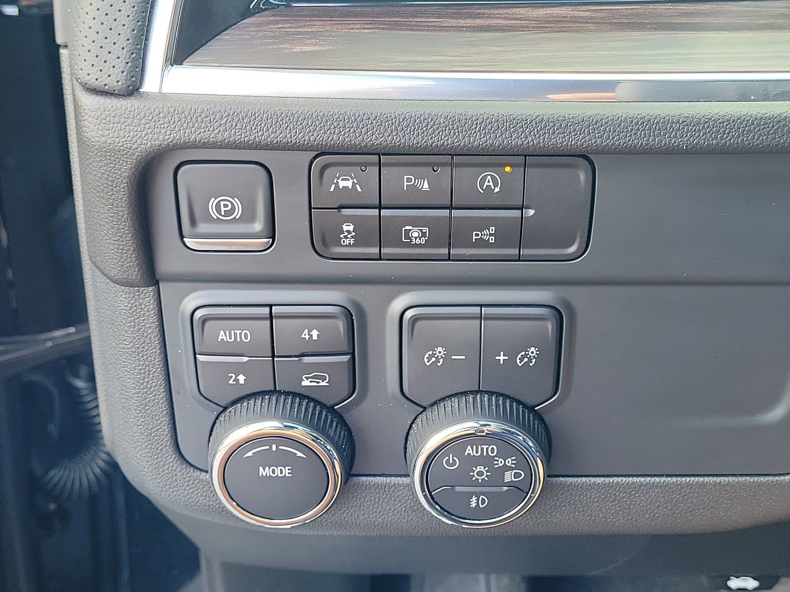 Used 2025 Chevrolet Suburban Premier AWD/4WD image 31