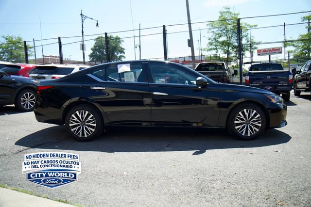 Used 2025 Nissan Altima 2.5 SV FWD image 2