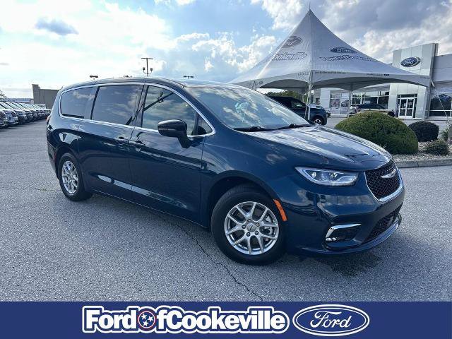 Used 2025 Chrysler Pacifica Select FWD image 2