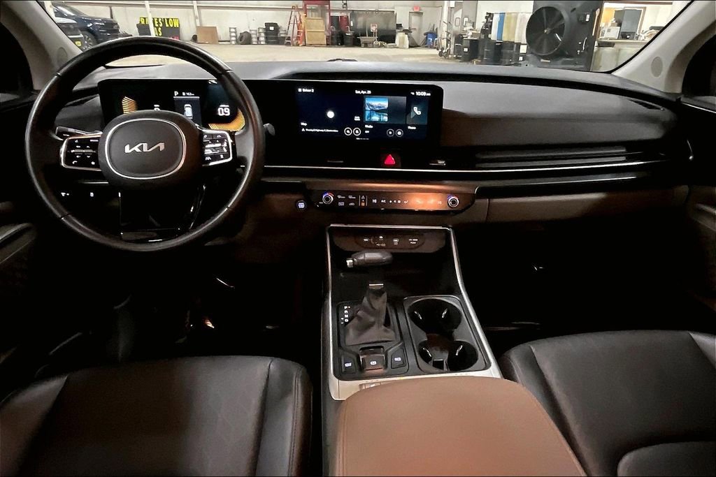 Used 2025 Kia Carnival FWD image 14