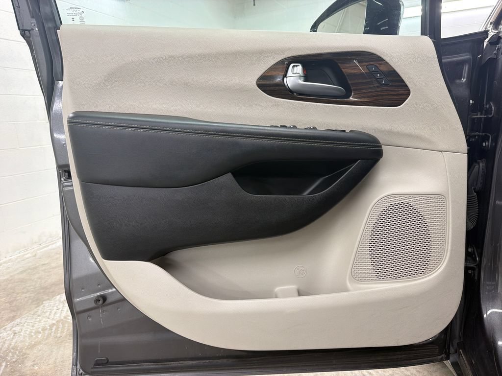 Used 2023 Chrysler Pacifica Limited FWD image 17