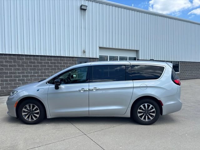 Used 2024 Chrysler Pacifica Limited FWD image 8