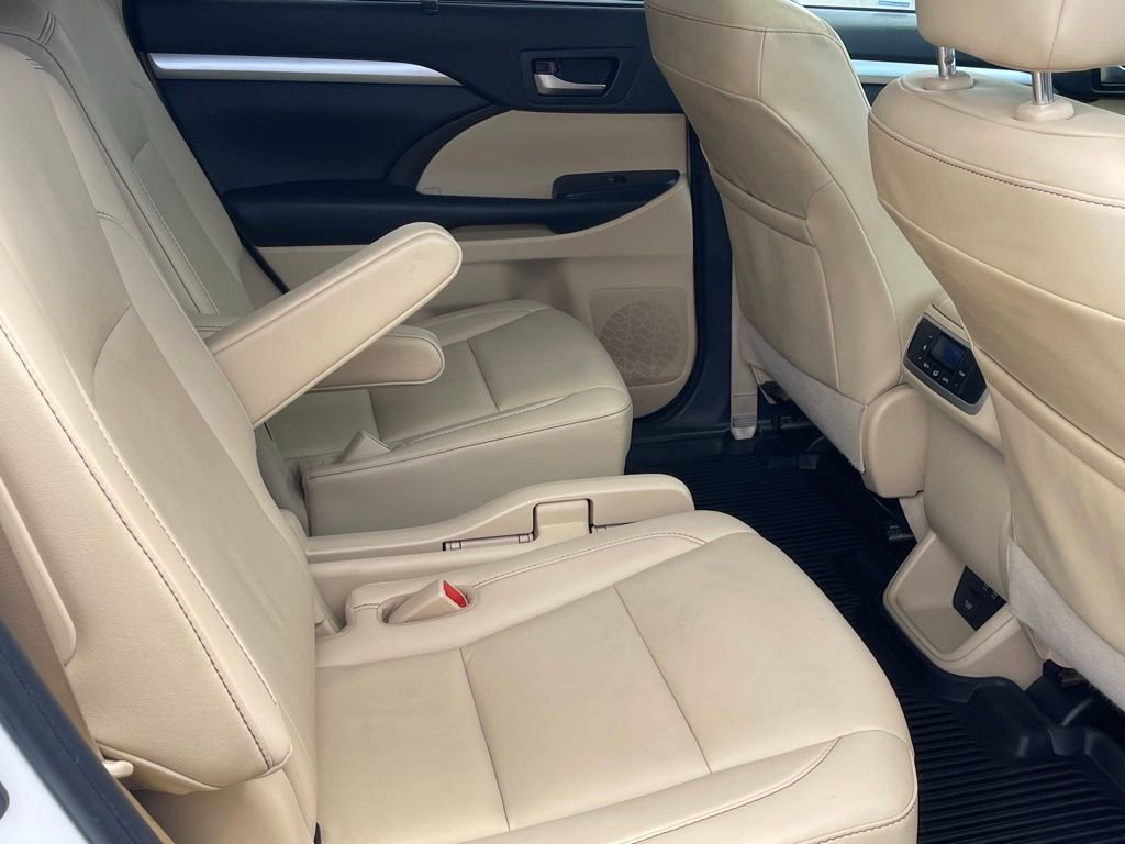 Used 2019 Toyota Highlander XLE AWD/4WD image 21