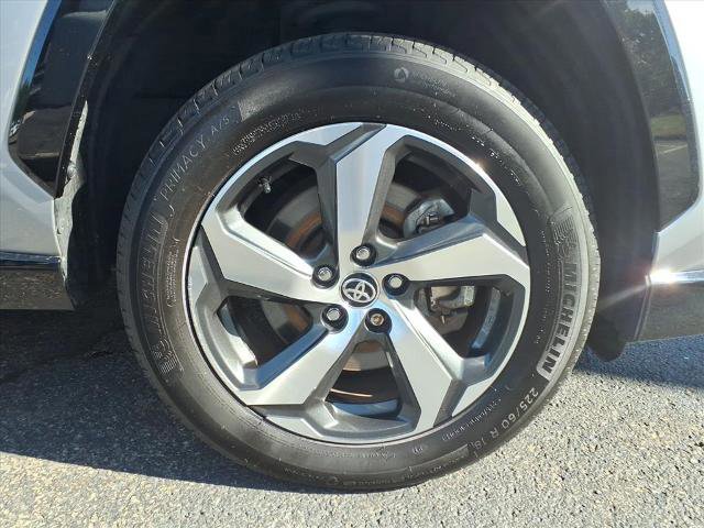 Used 2021 Toyota RAV4 SE w/ Weather & Moonroof Package image 22