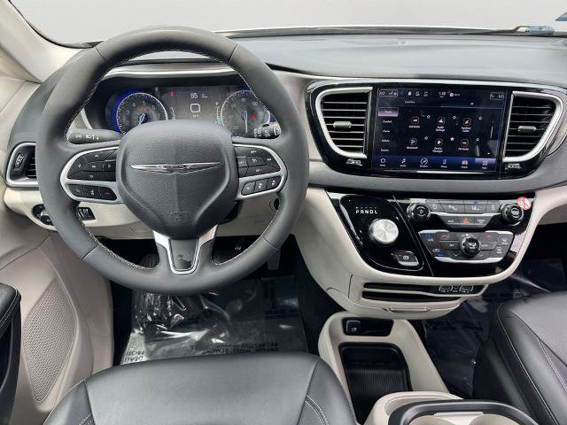 Used 2024 Chrysler Pacifica Touring-L FWD image 11