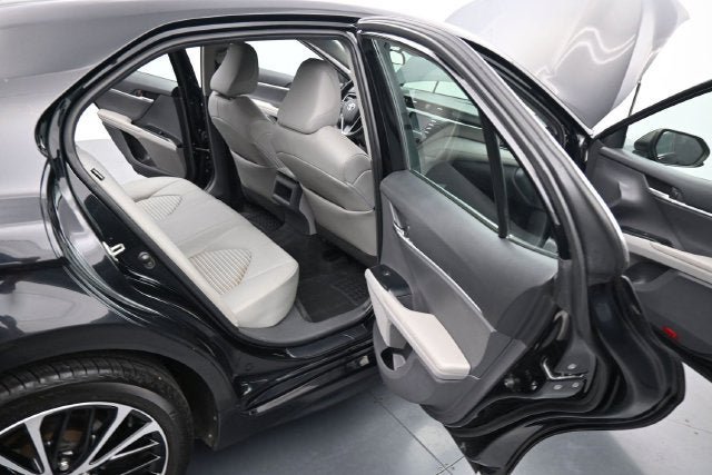 Used 2020 Toyota Camry SE FWD image 18