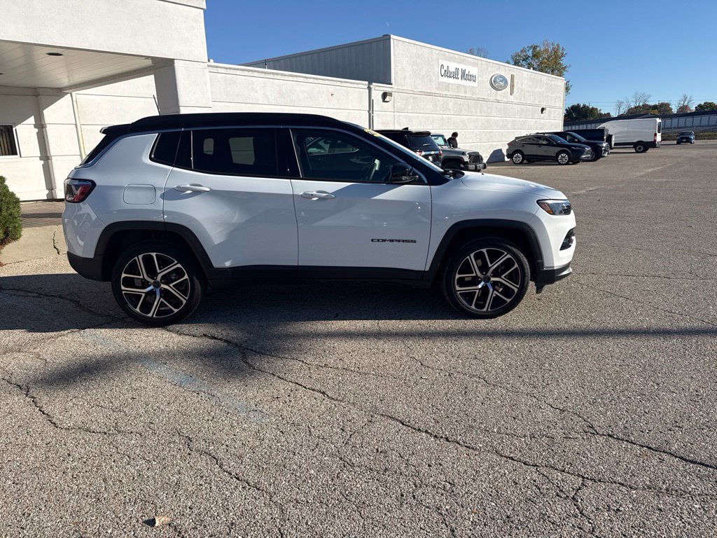 Used 2025 Jeep Compass Limited AWD/4WD image 2