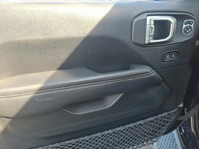 Used 2019 Jeep Wrangler Unlimited Sahara image 12