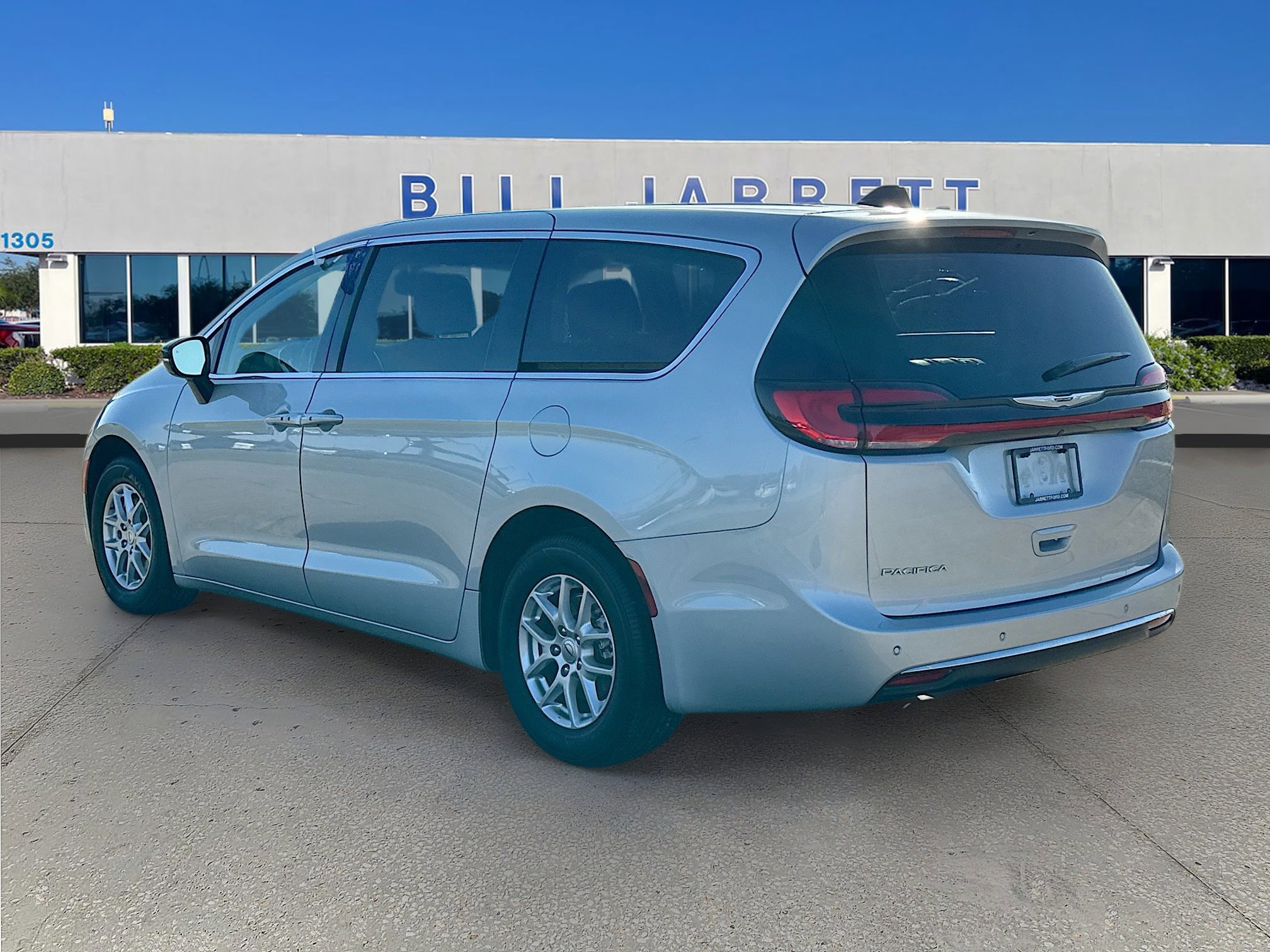 Used 2024 Chrysler Pacifica Touring-L image 3