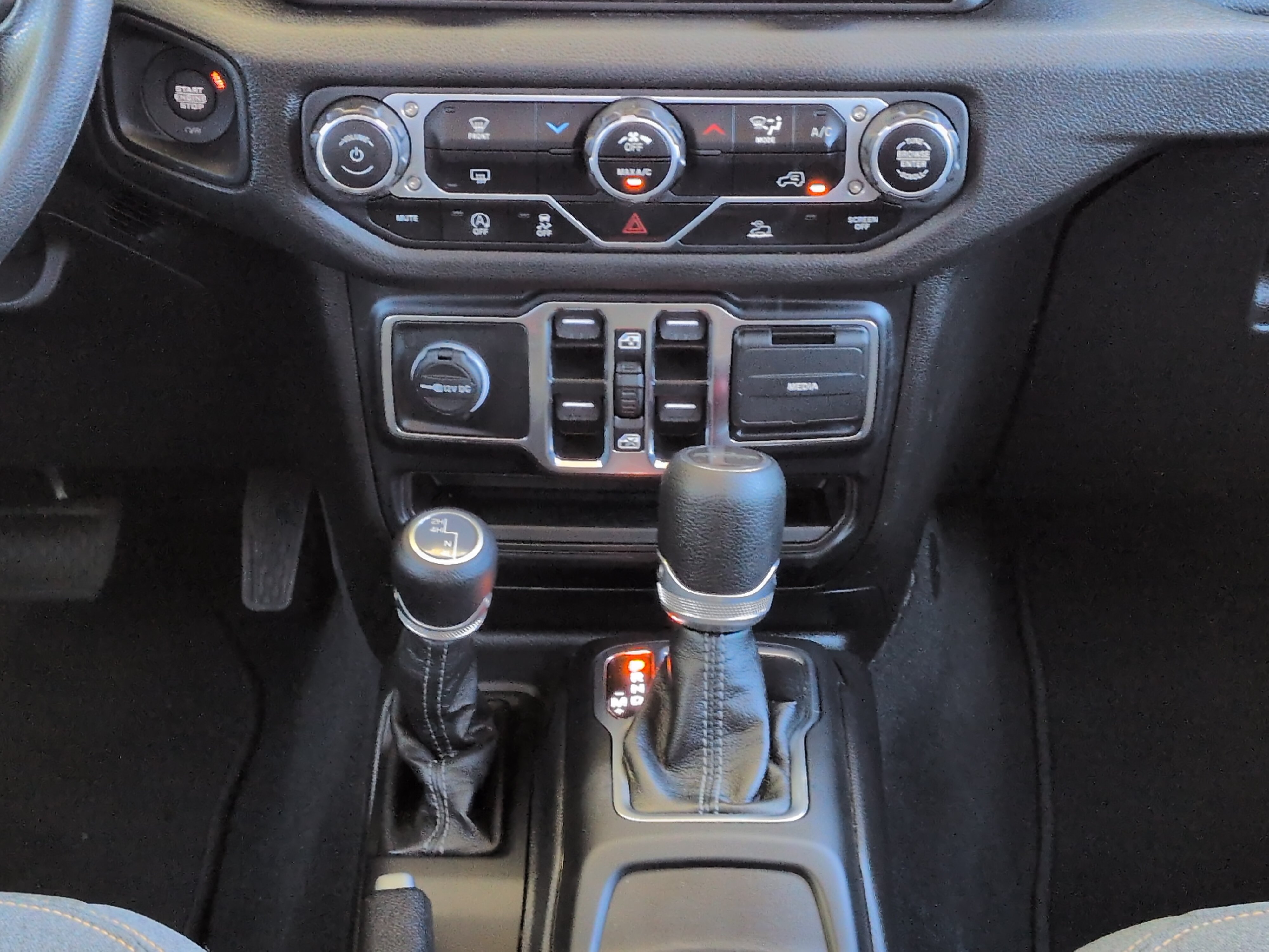 Used 2024 Jeep Gladiator Sport AWD/4WD image 17