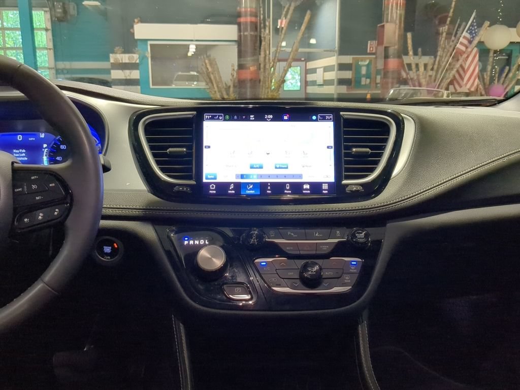 Used 2025 Chrysler Pacifica Limited FWD image 14