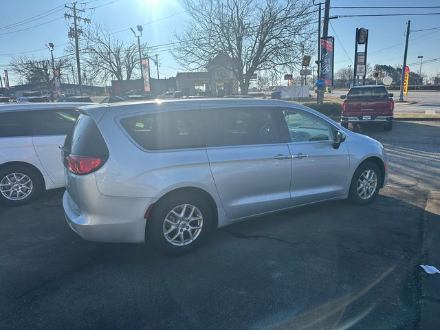 Used 2023 Chrysler Voyager LX image 2