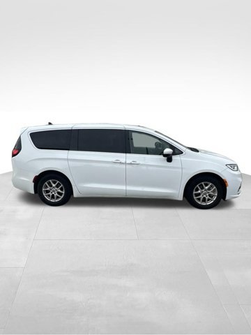 Used 2023 Chrysler Pacifica Touring-L FWD image 1
