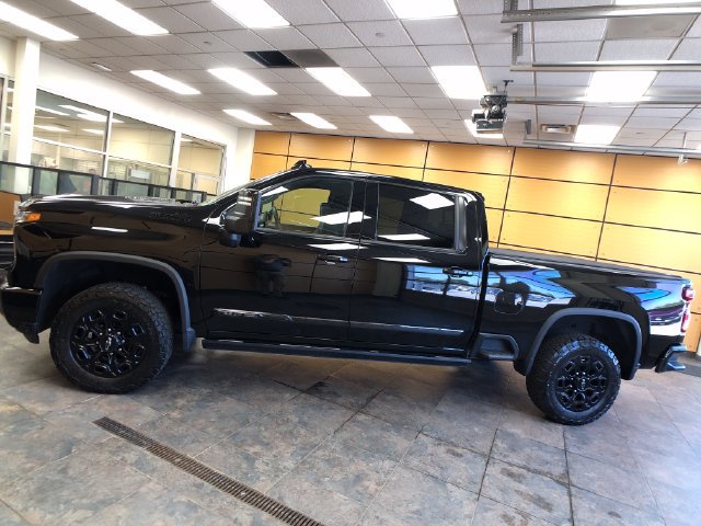 Used 2024 Chevrolet Silverado 2500 High Country w/ Midnight Edition AWD/4WD image 4