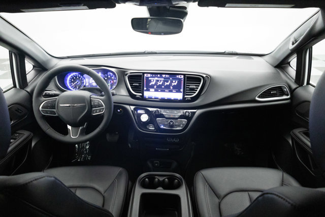 Used 2025 Chrysler Pacifica Select FWD image 2
