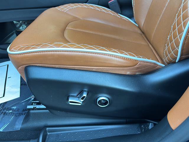 Used 2025 Chrysler Pacifica Pinnacle AWD/4WD image 12