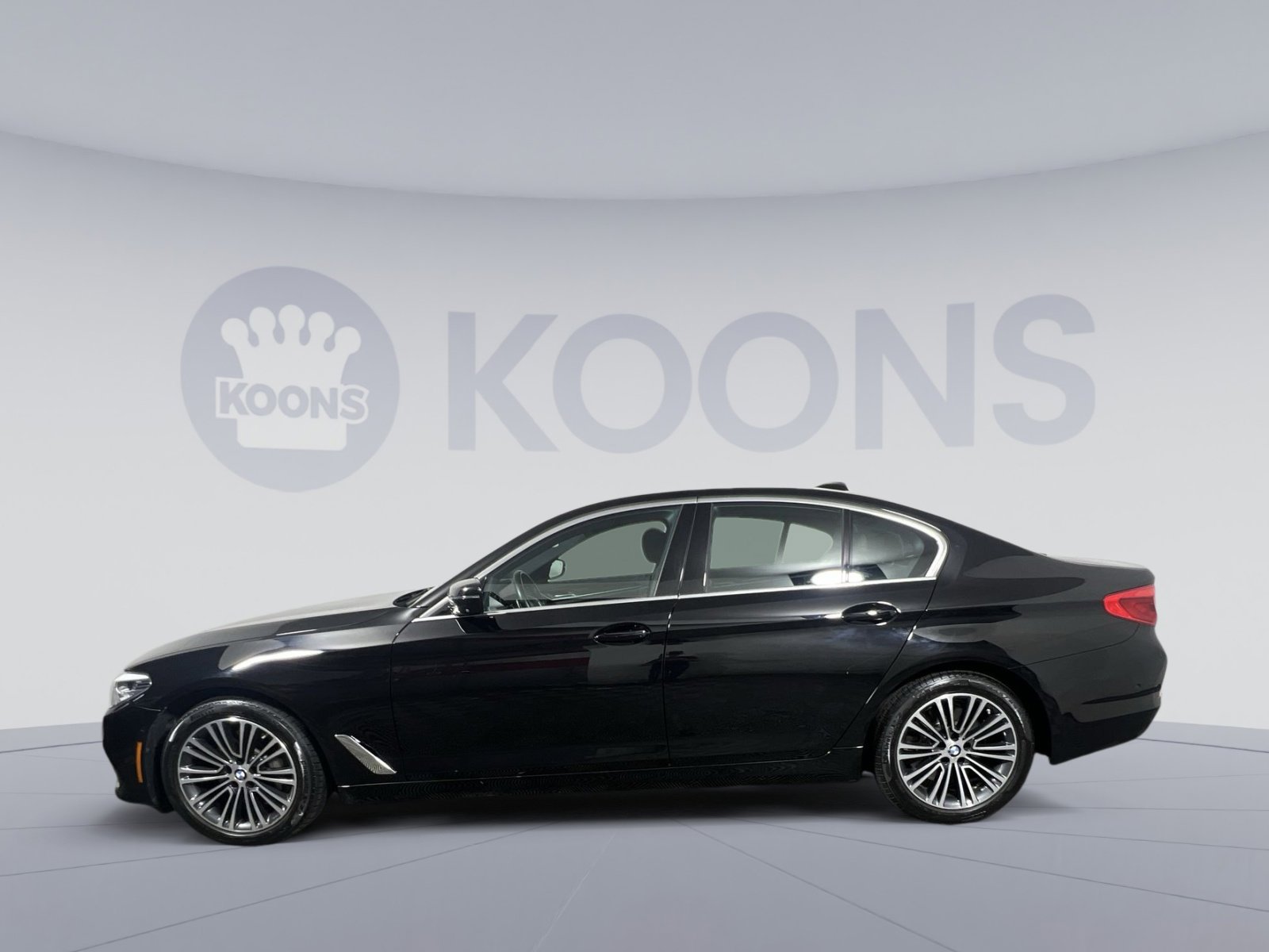 Used 2019 BMW 540i xDrive w/ Premium Package image 2