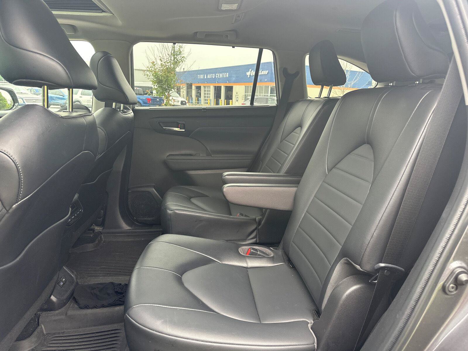 Used 2022 Toyota Highlander XLE AWD/4WD image 7
