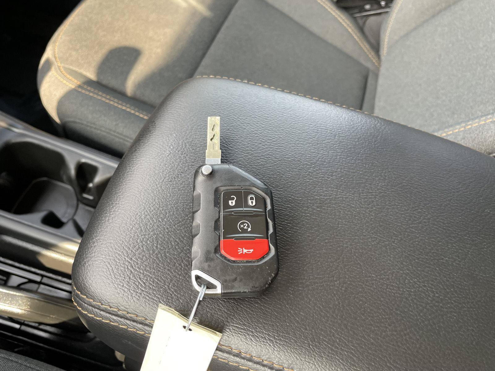 Used 2025 Jeep Wrangler Unlimited Sahara AWD/4WD image 36