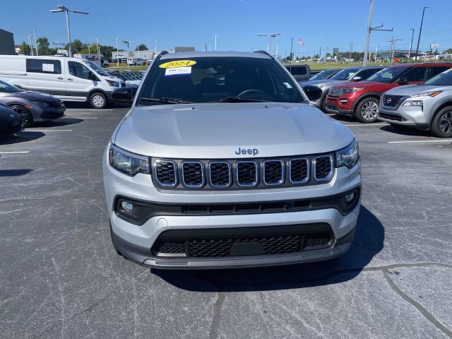 Used 2024 Jeep Compass Latitude AWD/4WD image 2