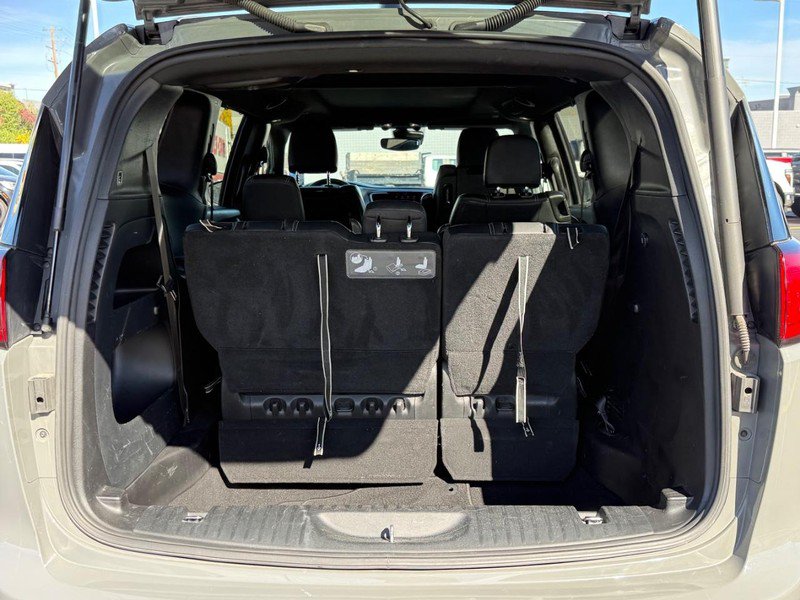 Used 2020 Chrysler Pacifica Touring-L Plus w/ Advanced Safetytec Group FWD image 8