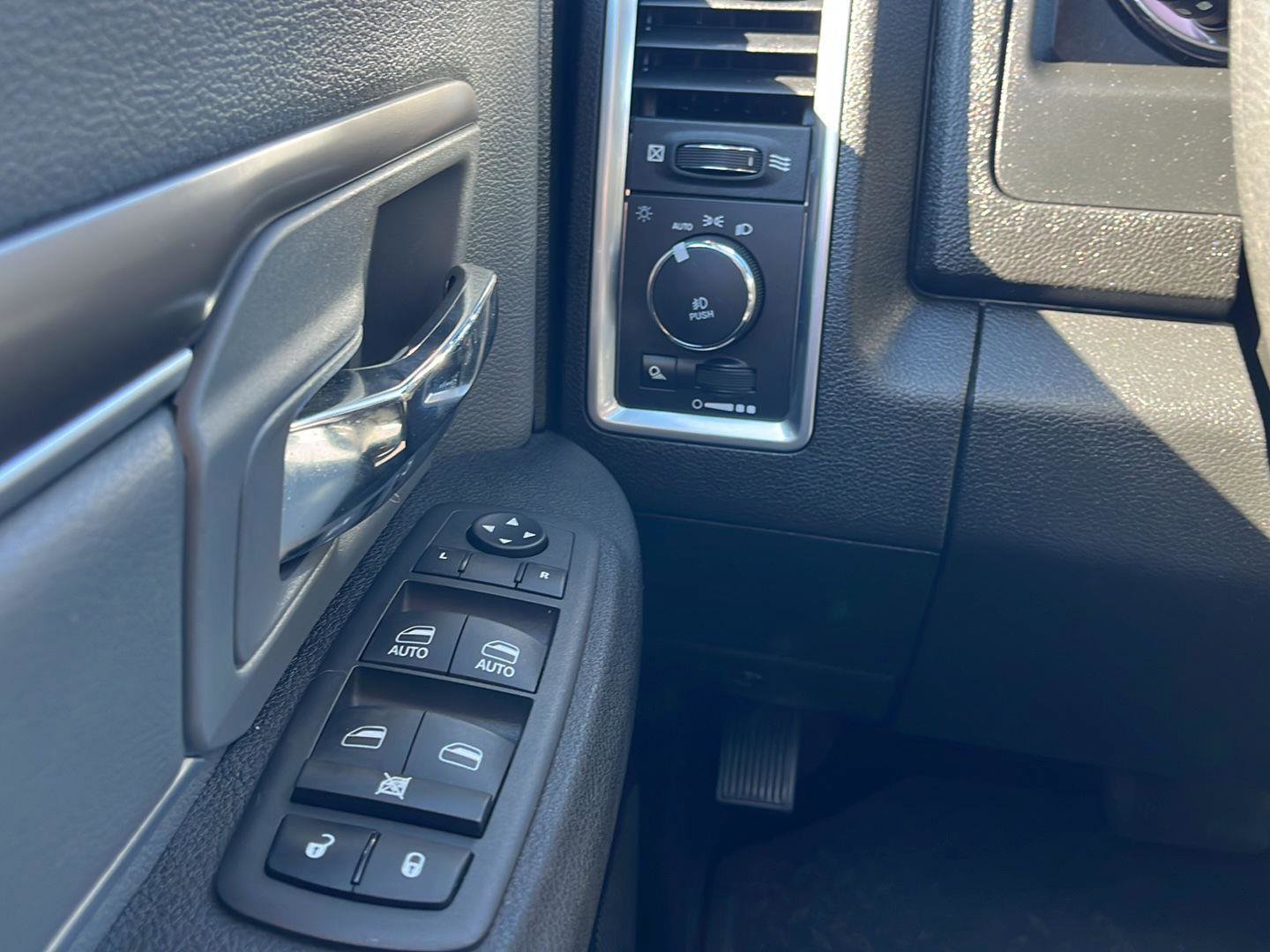 Used 2021 RAM 1500 Classic SLT image 28