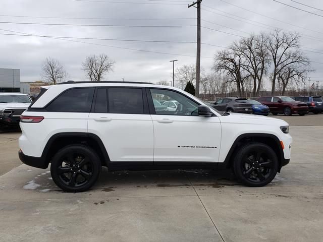Used 2024 Jeep Grand Cherokee Altitude AWD/4WD image 11
