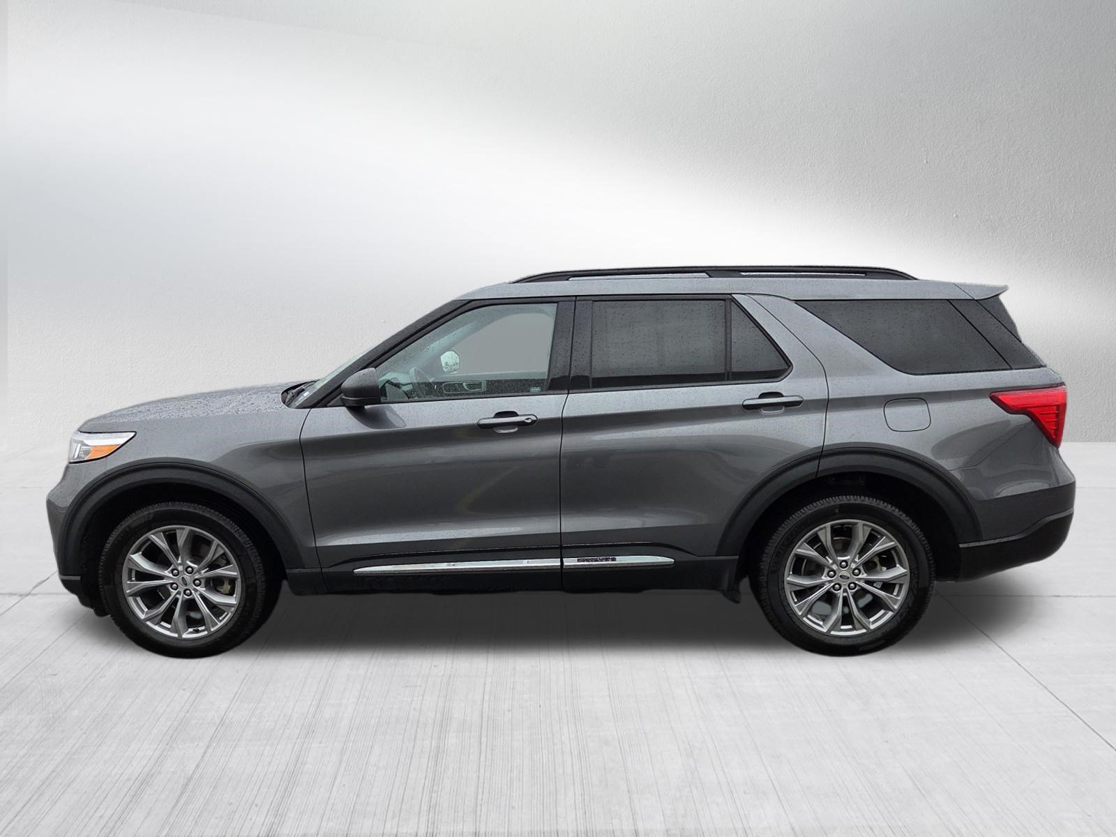 Certified 2022 Ford Explorer XLT w/ Equipment Group 202A AWD/4WD image 4