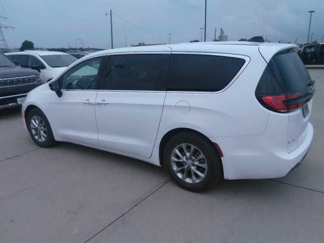 Used 2026 Chrysler Pacifica Limited FWD image 4