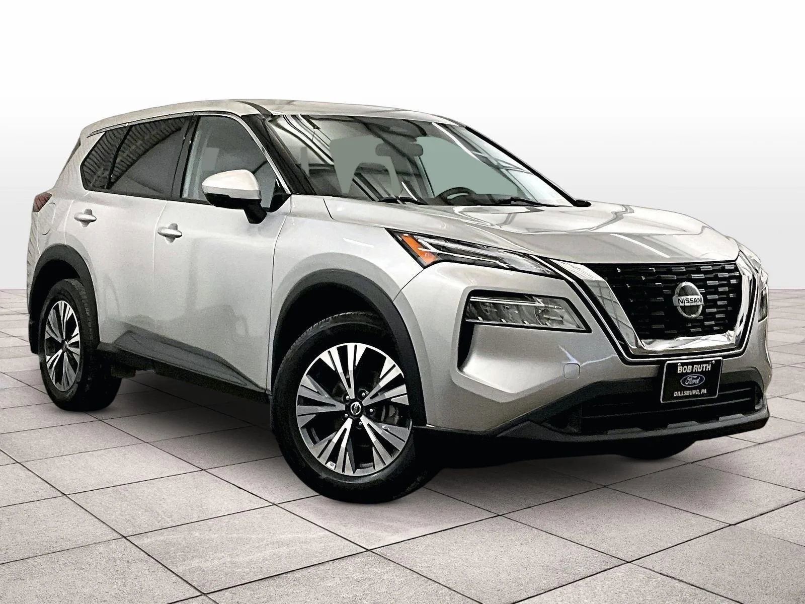 Used 2021 Nissan Rogue SV image 2
