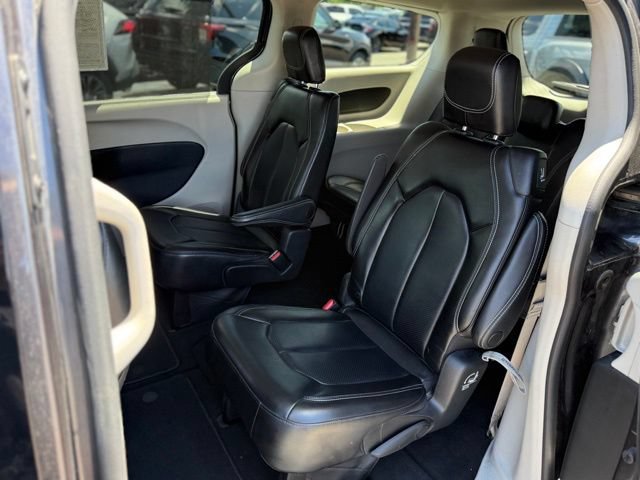 Used 2023 Chrysler Pacifica Touring-L FWD image 15