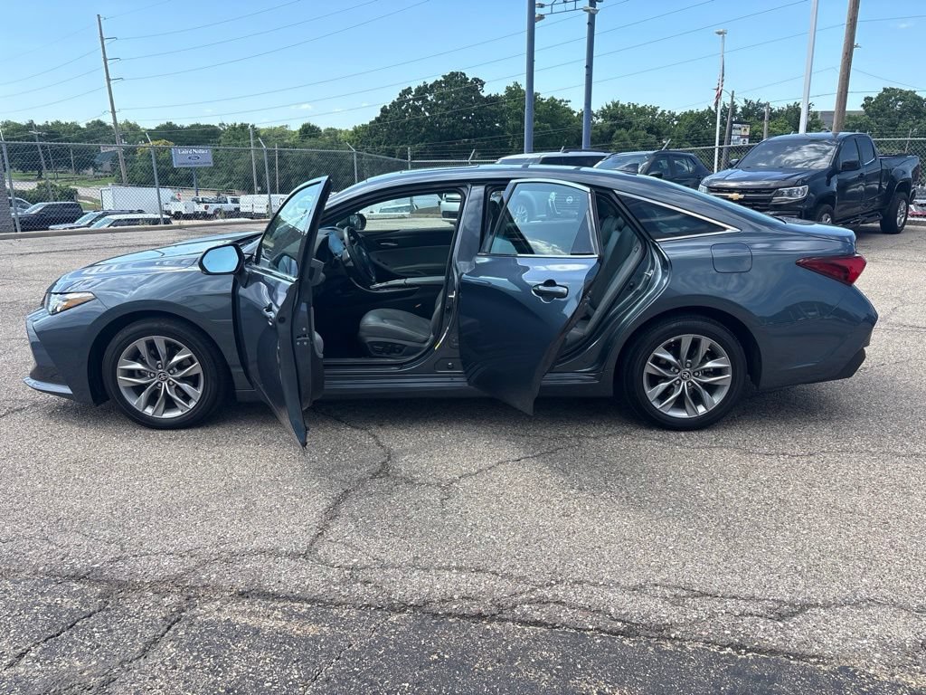 Used 2022 Toyota Avalon XLE w/ Moonroof Package FWD image 4
