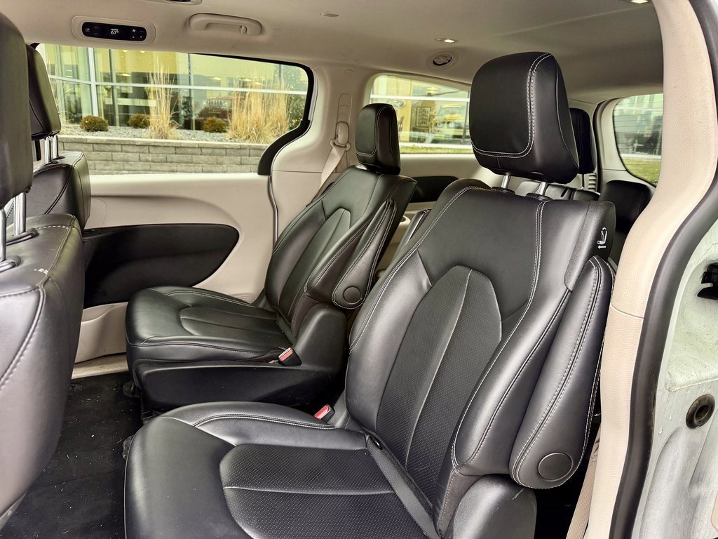 Used 2024 Chrysler Pacifica Select image 10