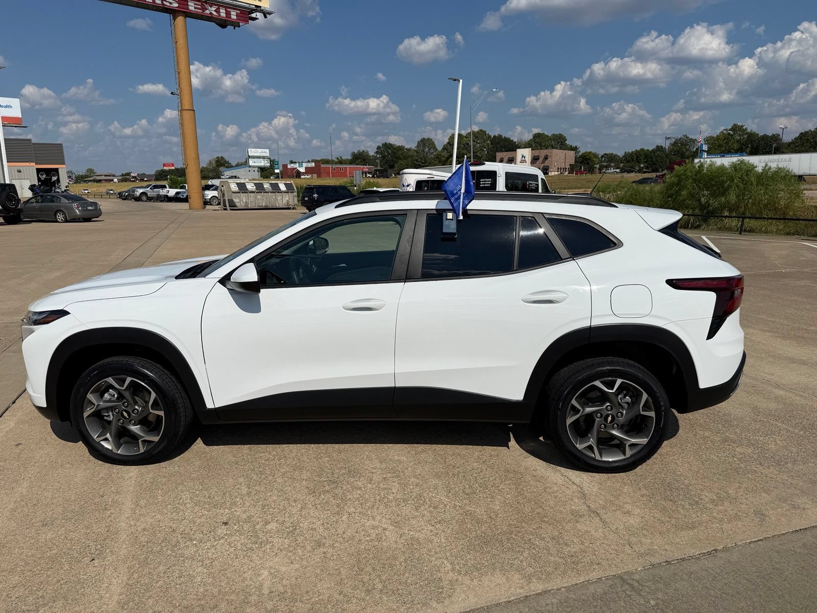 Used 2025 Chevrolet Trax LT FWD image 8