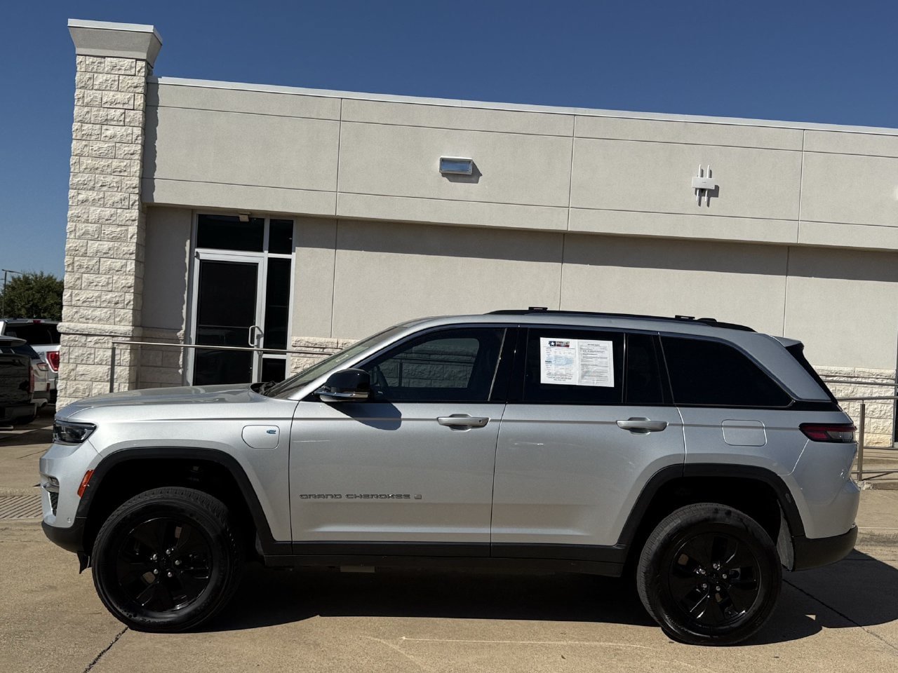 Used 2022 Jeep Grand Cherokee Limited 4xe w/ Luxury Tech Group II AWD/4WD image 3
