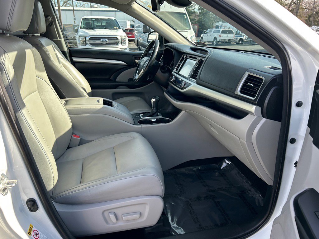 Used 2018 Toyota Highlander XLE w/ Carpet Mat Package (TMS) image 16