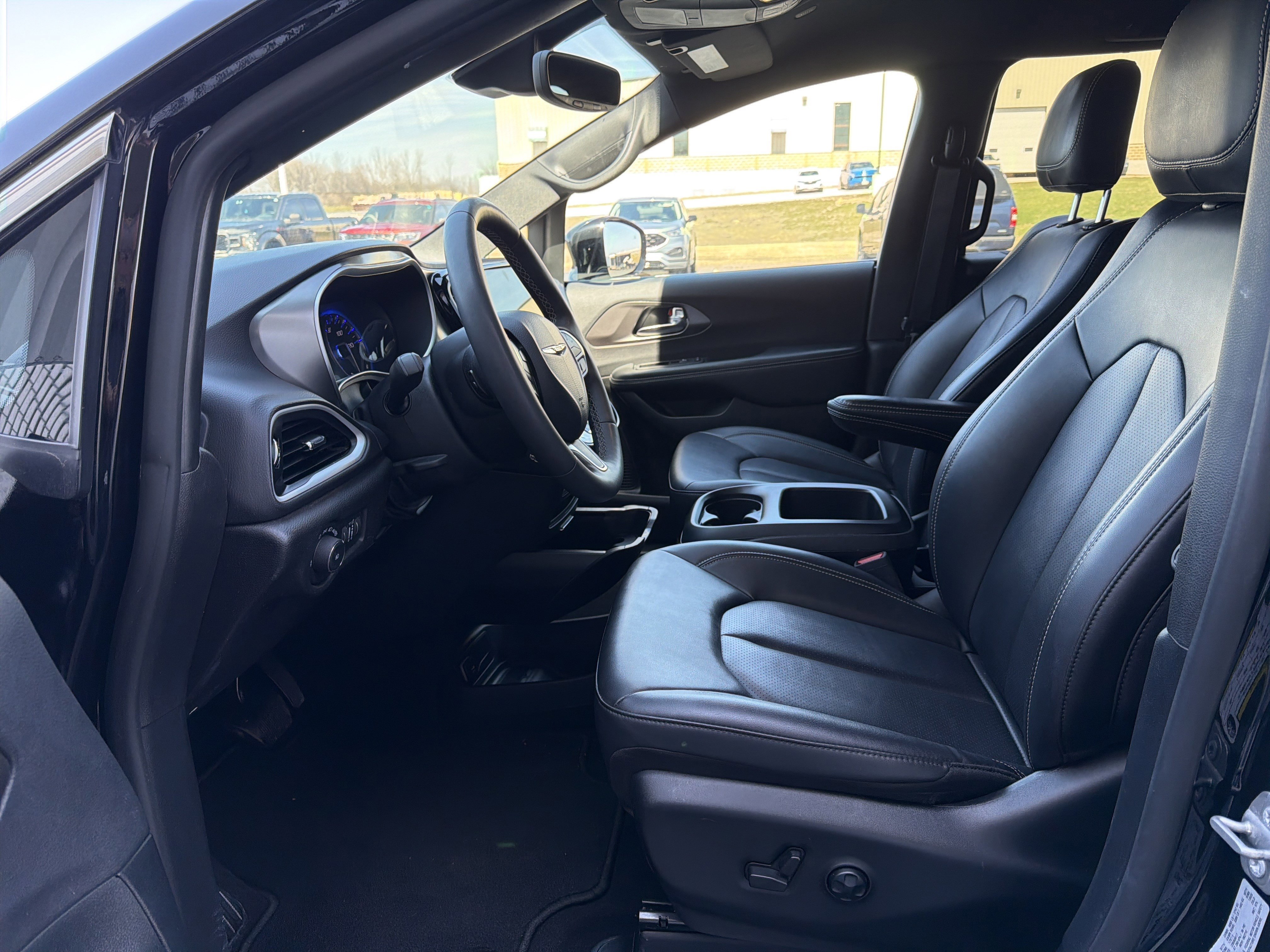 Used 2025 Chrysler Pacifica Select image 28