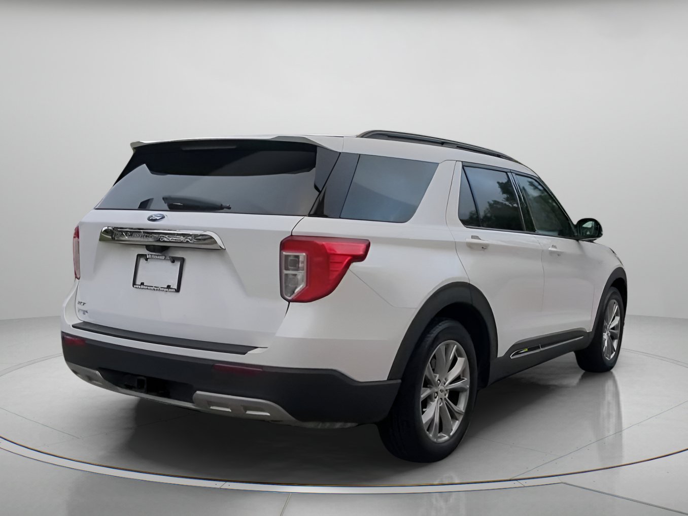 Certified 2023 Ford Explorer XLT w/ Equipment Group 202A RWD image 27