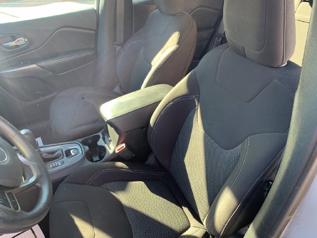 Used 2019 Jeep Cherokee Latitude w/ Trailer Tow Group FWD image 10