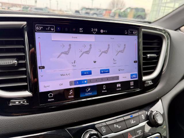 Used 2025 Chrysler Pacifica Select image 25