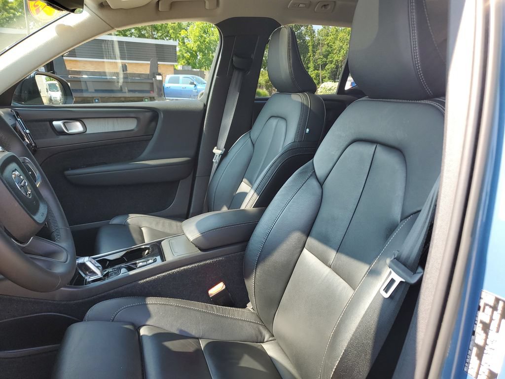 Used 2023 Volvo XC40 B5 Plus w/ Driver Assist Package AWD/4WD image 17