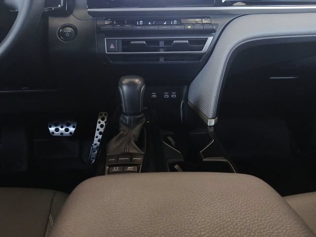 Used 2025 Toyota Camry SE FWD image 4