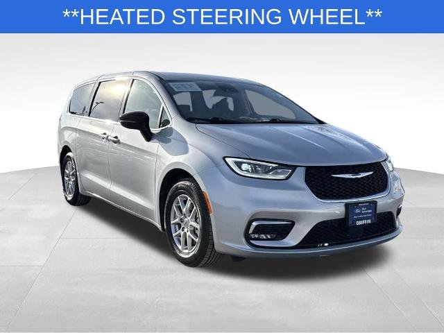 Used 2024 Chrysler Pacifica Touring-L FWD image 4