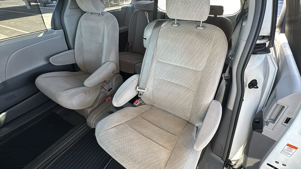 Used 2019 Toyota Sienna LE w/ Carpet Mat Package FWD image 23